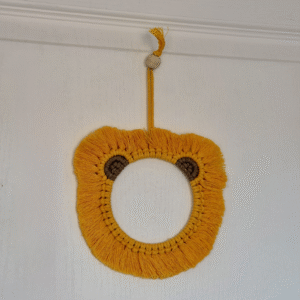 Suspension Lion couleur jaune moutarde