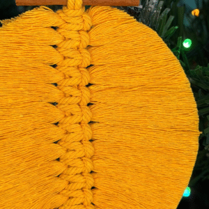 suspension-plume-jaune-moutarde-zoom Zoom Suspension Plume avec Cannelle Jaune moutarde