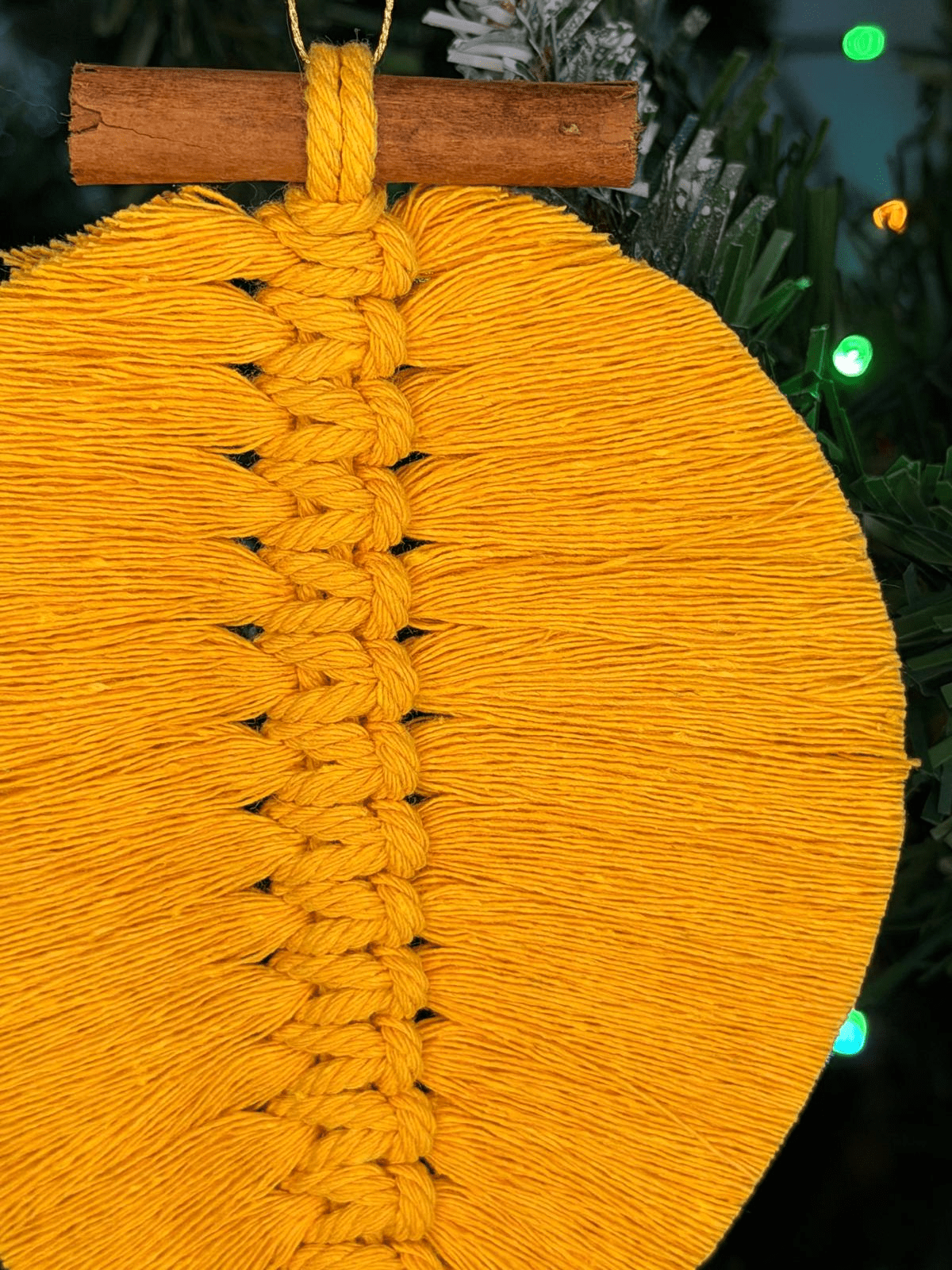Zoom Suspension Plume avec Cannelle Jaune moutarde