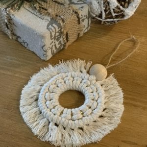 suspension-sapin-boule-ecru Boule de Noël en couleur Écru