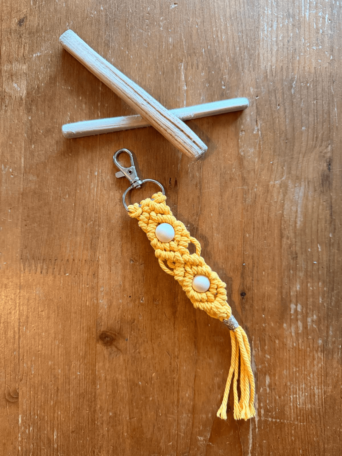Porte-clés macramé jaune soleil