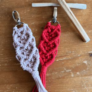 porte-cles-macrame-trio-coeur Porte-clés macramé trio cœur